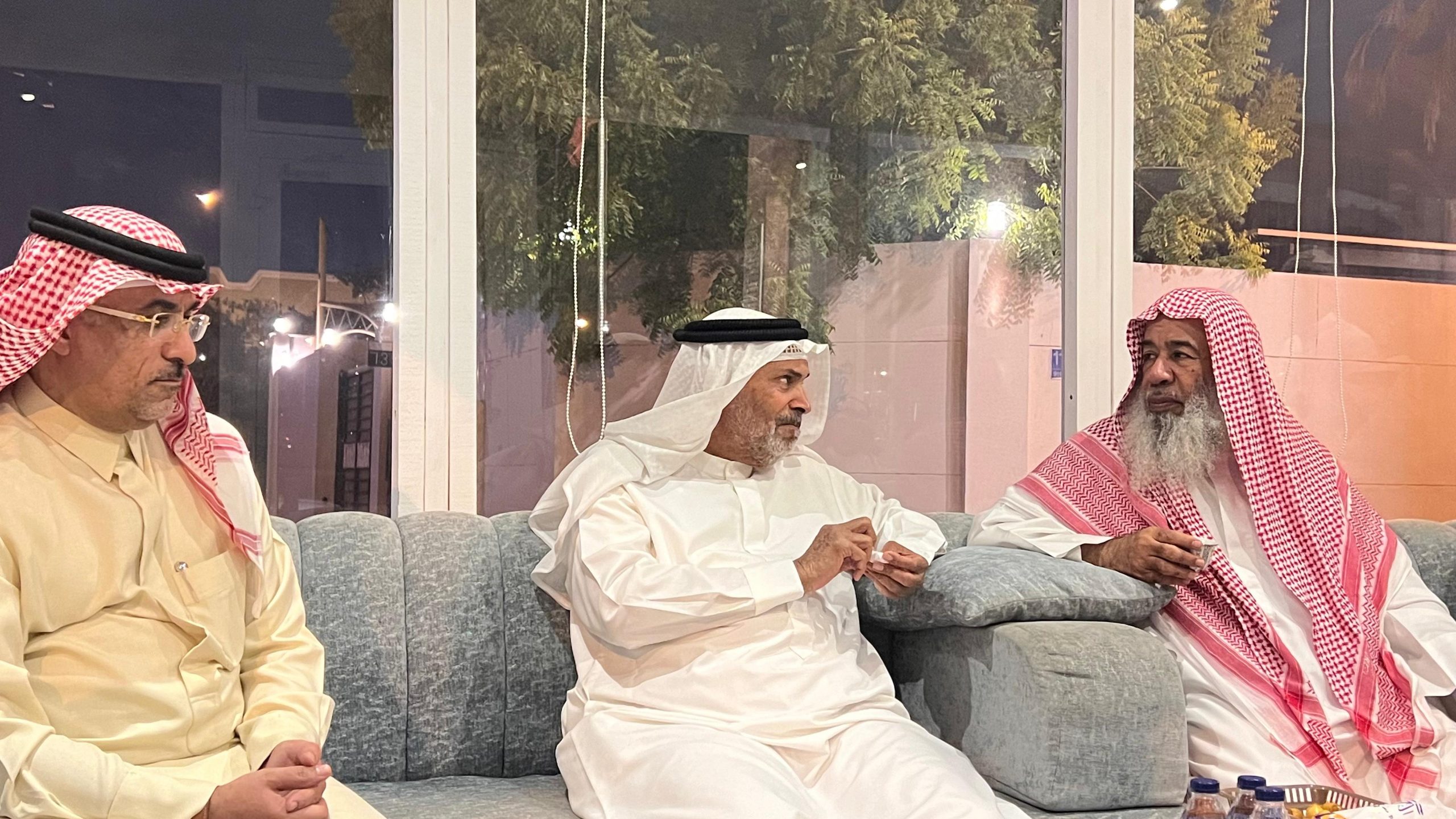 Read more about the article زيارة معالي الشيخ خليفة بن حمد آل خليفة ورجل الأعمال عبدالرحمن اليوسف إلى مجلس الشيخ الدكتور جاسم السعيدي الظفيري