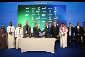 إبرام تعاون استراتيجي بين الشركة السعودية للنقل السائب (SBT-SENDDEX) والشركة الوطنية لحلول النقل (NTSC) وإلكترومين لتعزيز مستقبل النقل المستدام في المملكة العربية السعودية.
