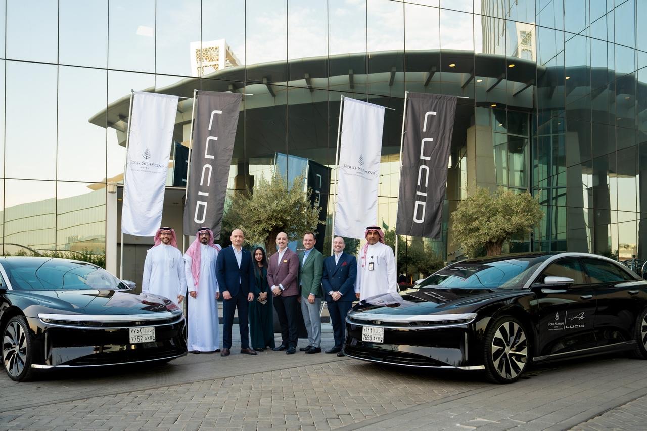 You are currently viewing فندق فورسيزونز الرياض يتعاون مع لوسد لتقديم تجربة قيادة مستدامة للنزلاء  شركة السيارات الكهربائية المتطورة تقدم سيارة مجانية لاستخدام النزلاء في فندق فورسيزونز الرياض