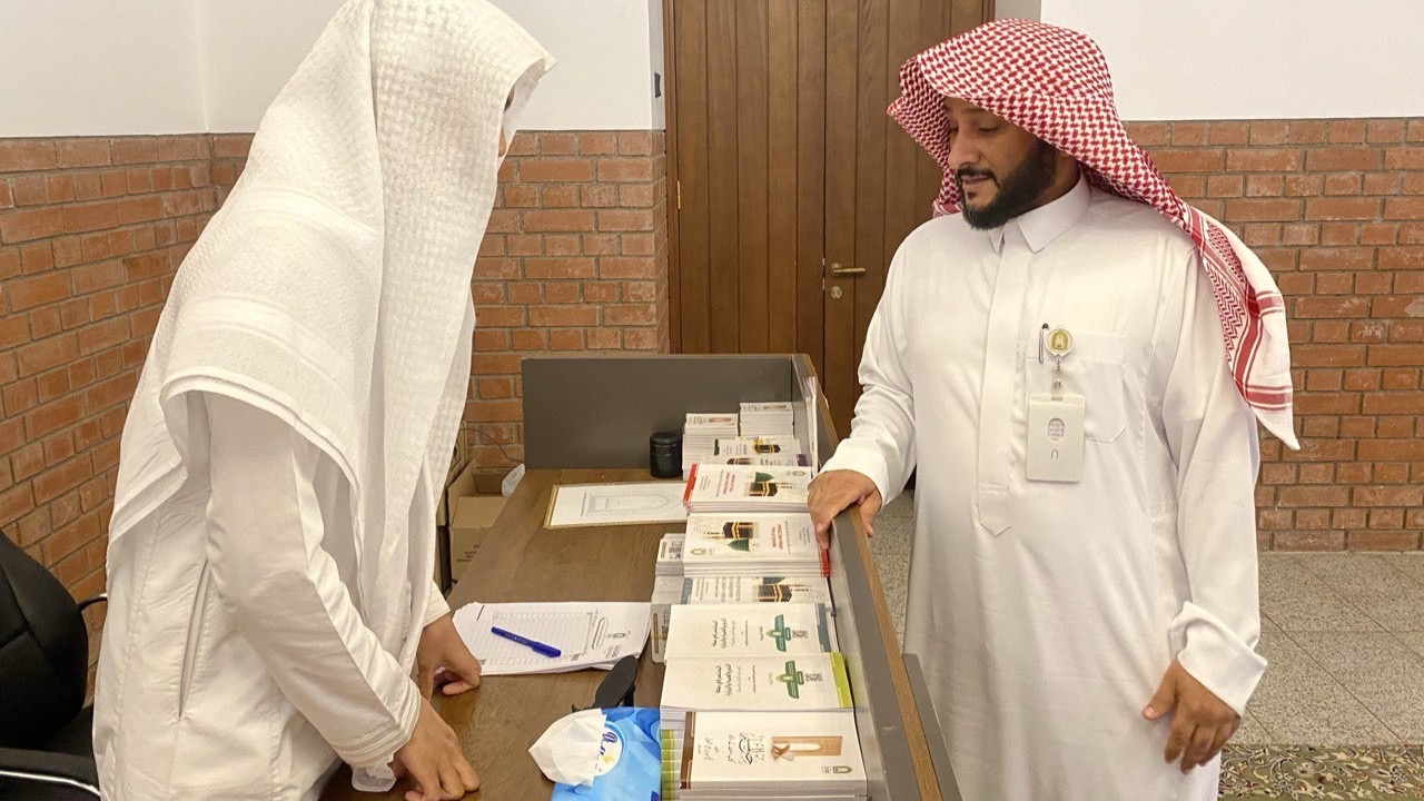Read more about the article مدير عام فرع الشؤون الإسلامية بالمدينة المنورة يتفقد كاونترات المكتب التنسيقي لأعمال الوزارة بالحج في جامعي القبلتين وسيد الشهداء ومطار المدينة الدولي