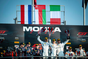 البطل العُماني الفيصل الزبير يحقق فوزًا استثنائيًا بفئة الكأس الذهبي  في مونزا مع زملائه في فريق المنار للسباقات من فريق “دبليو أر تي” كلينغمان وتاك
