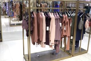 لانوك تعزز حضورها في منطقة الخليج مع توفر تصاميمها الحصرية من مجموعة صيف 2025 في هارڤي نيكلز الرياض