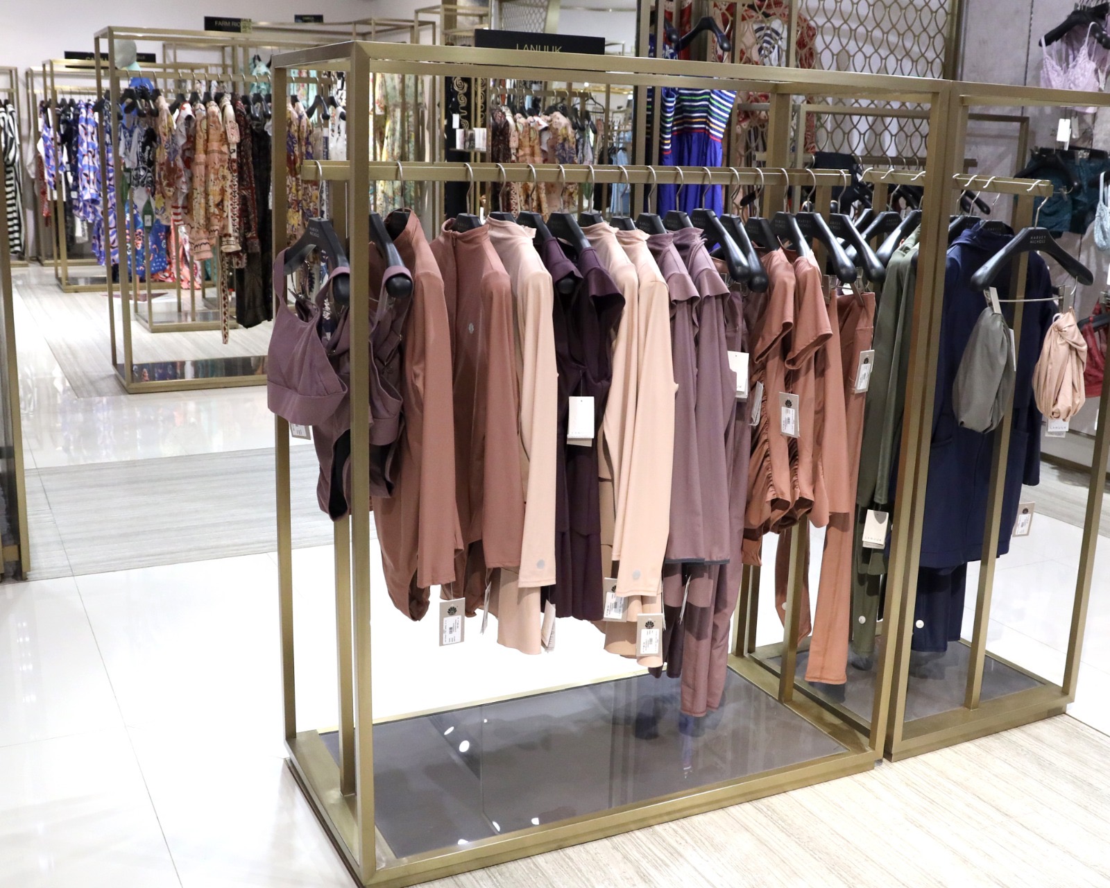 You are currently viewing لانوك تعزز حضورها في منطقة الخليج مع توفر تصاميمها الحصرية من مجموعة صيف 2025 في هارڤي نيكلز الرياض