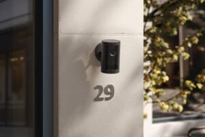 بجودة فيديو 2K وأداء مميز في ظروف الإضاءة المنخفضة Ring تطلق Outdoor Camera Plus في السعودية