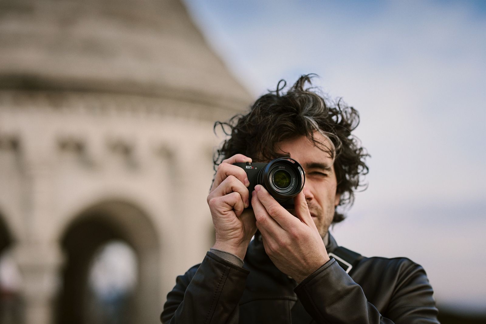 You are currently viewing سوني تطلق الجيل الثالث من كاميرا آر إكس 1 آر الرائدة وخفيفة الوزن بمستشعر صور بالإطار الكامل والعدسة الثابتة