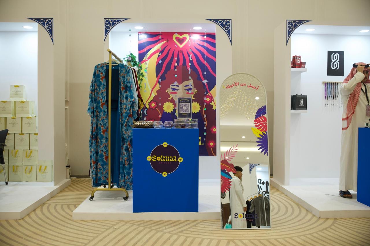 You are currently viewing Soluna Abayas تُضيء بأناقتها في مشاركتها الأولى بـ “إيفنت أصيلة” بالرياض