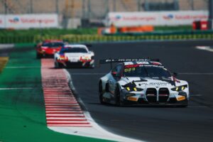 العُماني الفيصل الزبير وزميله في فريق المنار للسباقات ينز كلينغمان