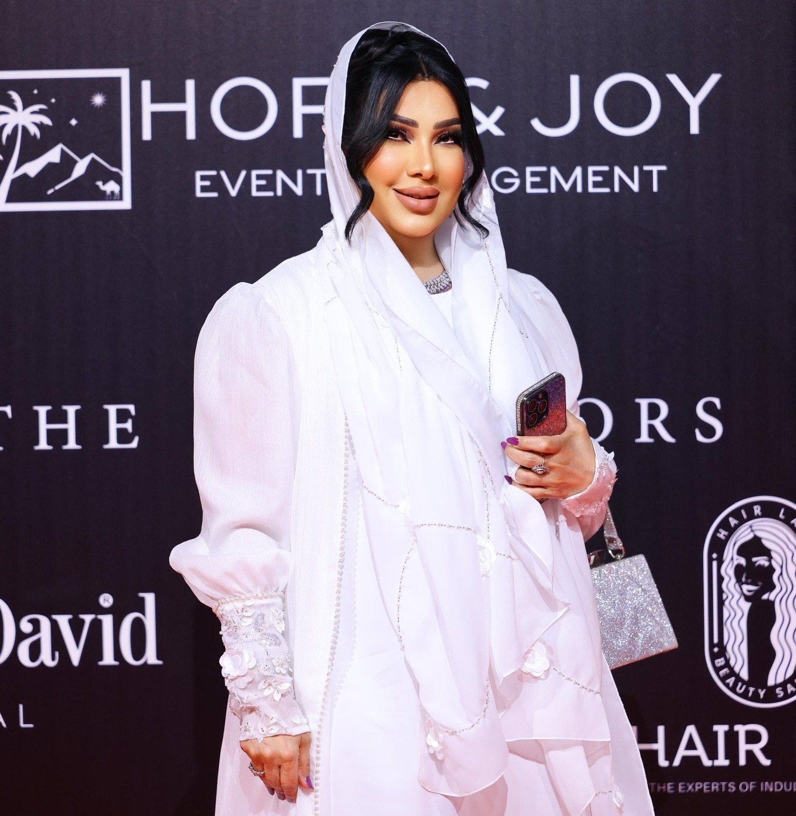 Read more about the article الدكتورة لطيفة الرشيد تتلقى موجة من الحب والدعاء عقب حادث عارض في سلطنة عُمان