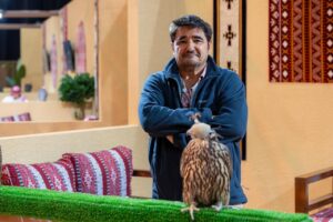 بيرناردو الإسباني يشيد بالمستوى العالمي للمزاد بعد بيع جميع صقوره