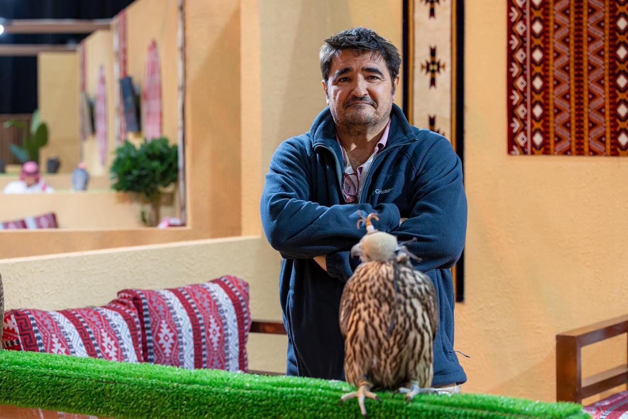 You are currently viewing بيرناردو الإسباني يشيد بالمستوى العالمي للمزاد بعد بيع جميع صقوره