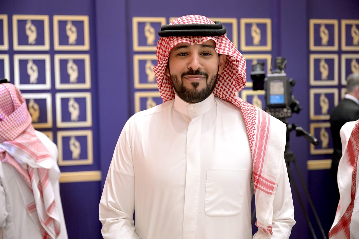 You are currently viewing الفنان محمد بندر يطلق أول فيديو كليب سعودي بعنوان “عيونك غرام”