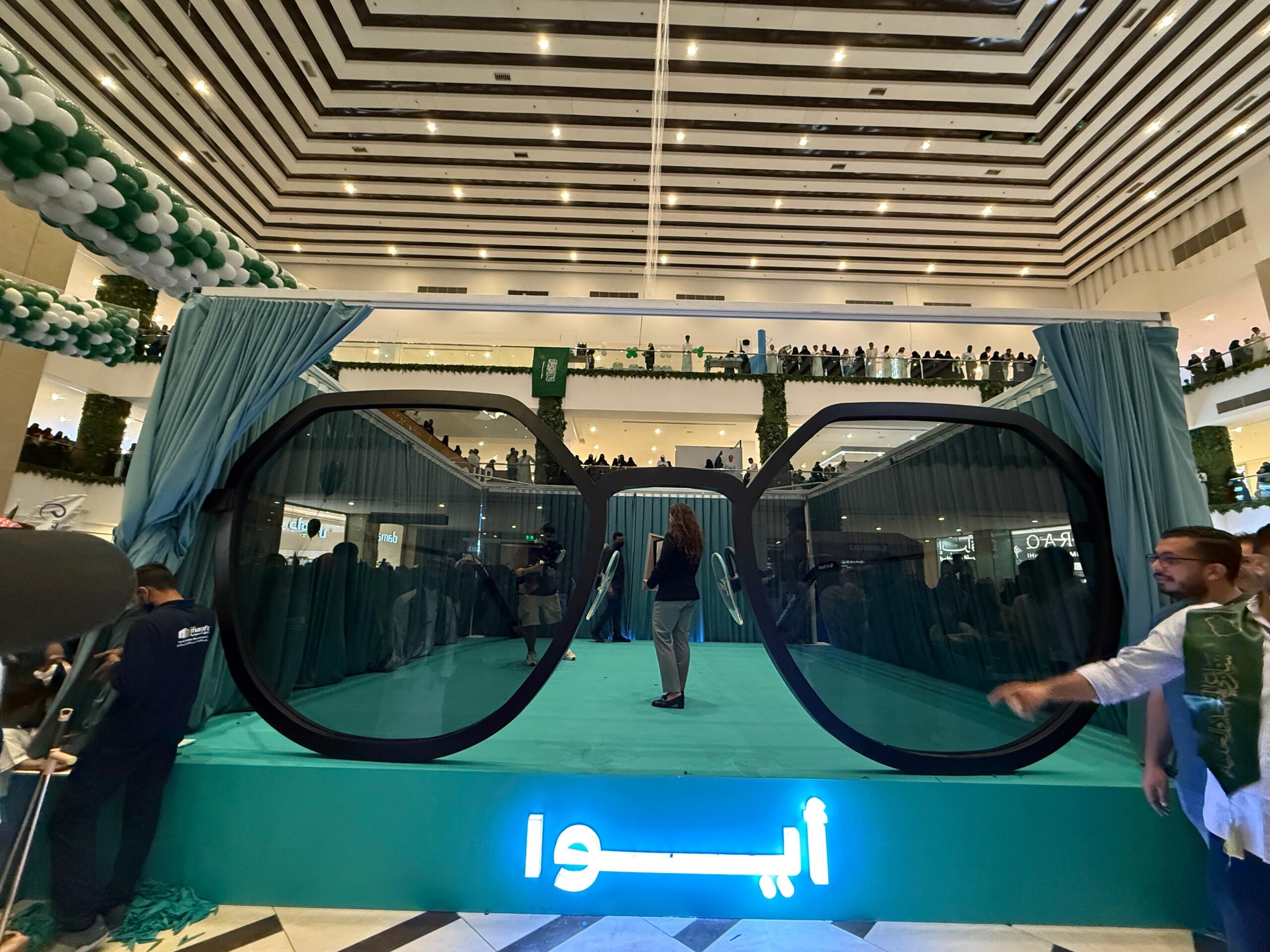 You are currently viewing إنجاز سعودي: “ايوا” تسجل رقماً قياسياً عالمياً بأكبر نظارة شمسية