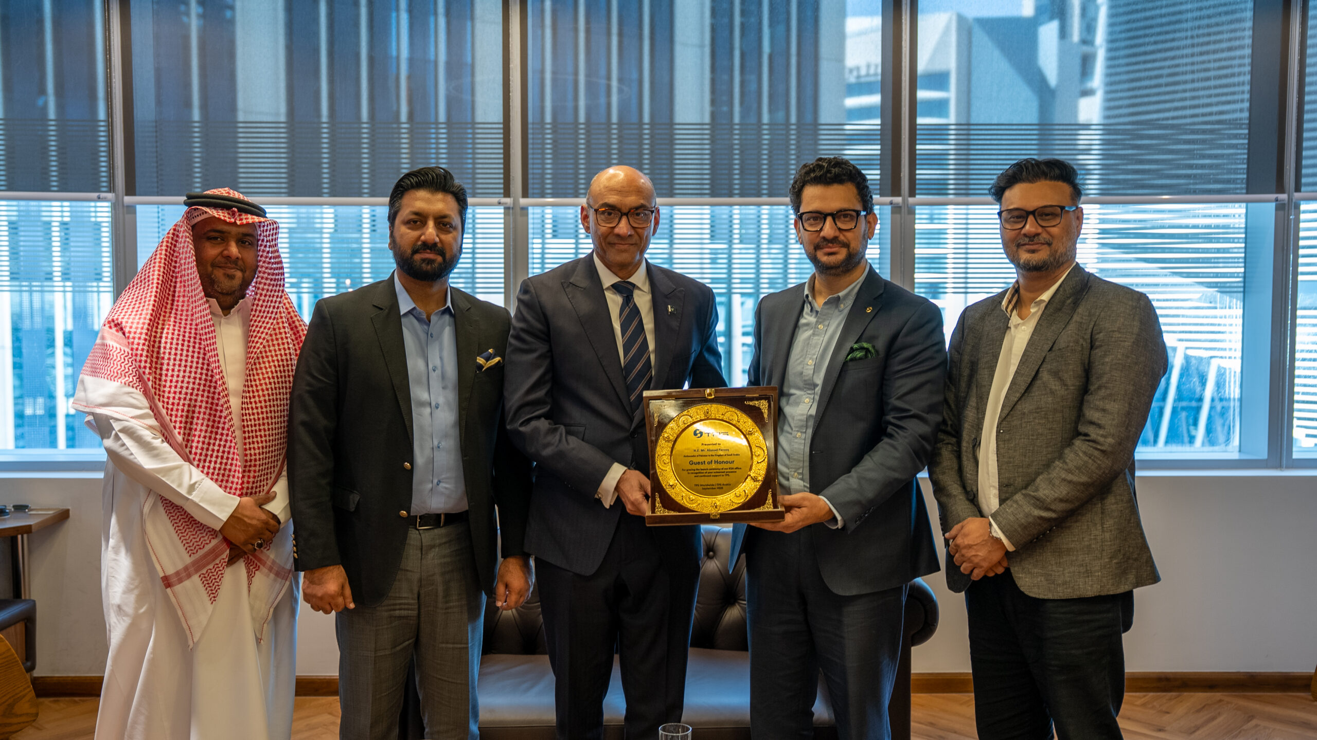 You are currently viewing انطلاق “تي بي إس العربية” في السعودية.. وسفير باكستان يفتتح المكتب الجديد بالرياض