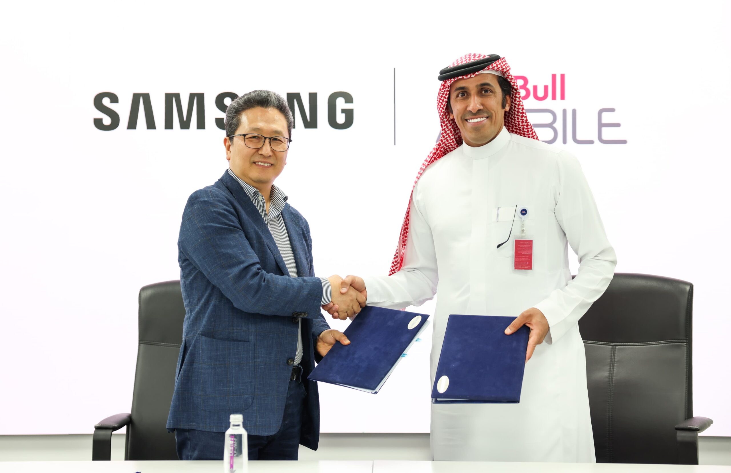 You are currently viewing سامسونج السعودية للإلكترونيات تُوقّع اتفاقية استراتيجية مع ريد بُل موبايل السعودية في تعاون فريد من نوعه في المملكة