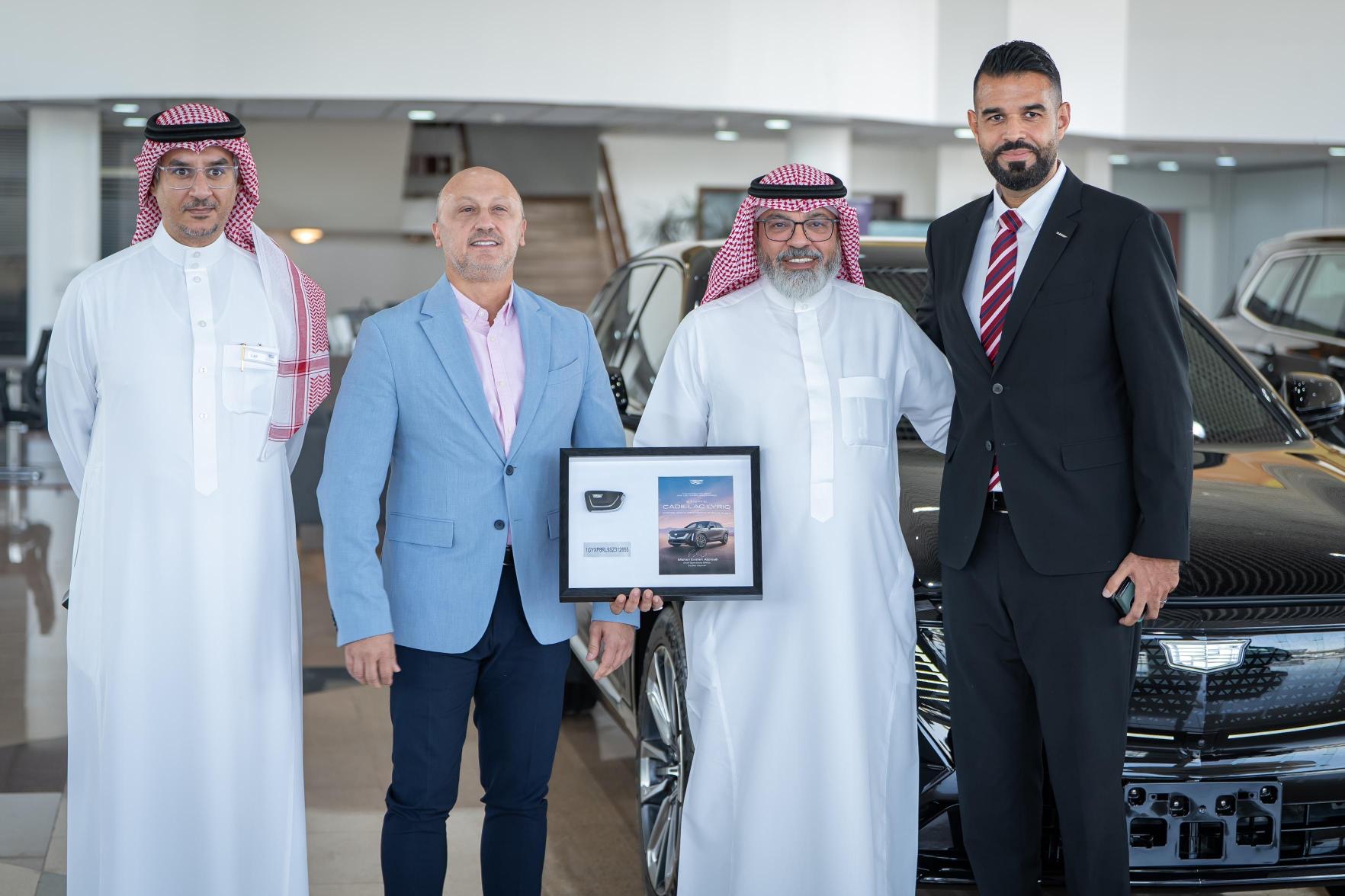 You are currently viewing كاديلاك الجميح تشهد محطة جديدة في مسيرة التحول نحو التنقل المستدام.  وصول وتسليم أول سيارة كهربائية من طراز LYRIQ لعميلها الأول في المملكة.