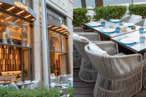 تجربة بحرية مترفة بإطلالة ساحرة على أفق المدينة: تراس “باب البحر” يعود من جديد