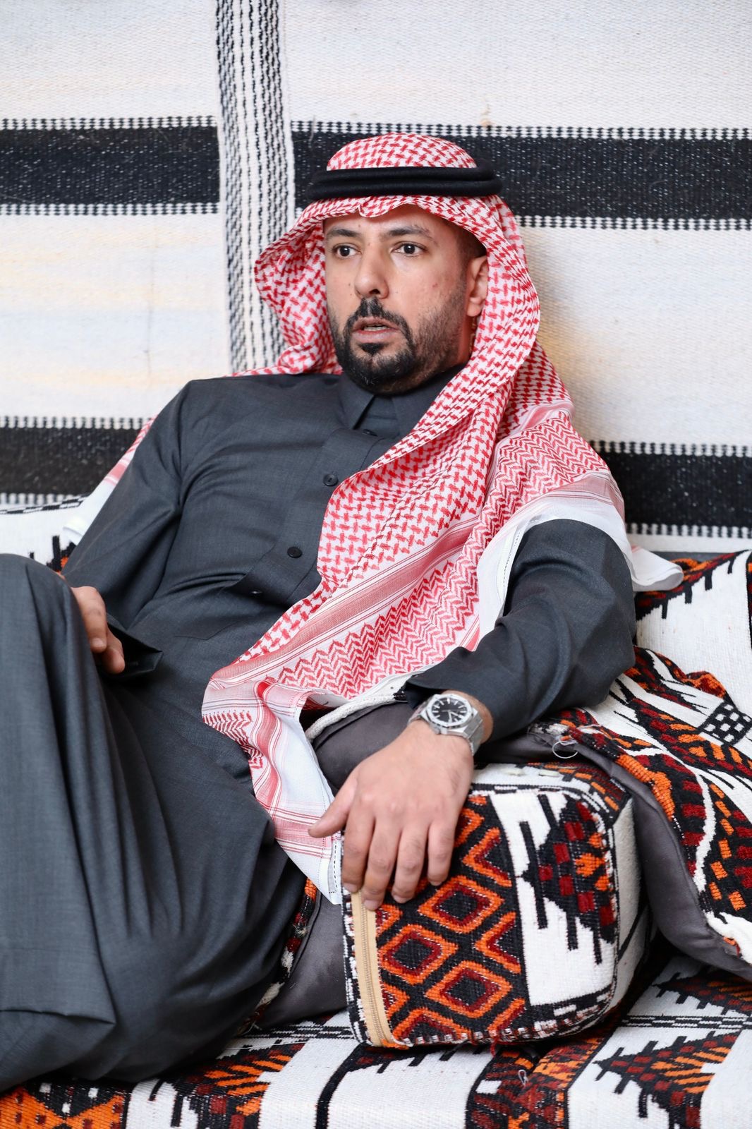 You are currently viewing عبدالعزيز الحسون.. شاعر الفصحى وصوت الفخامة الذي جمع بين عالم الأعمال وجمال اللغة