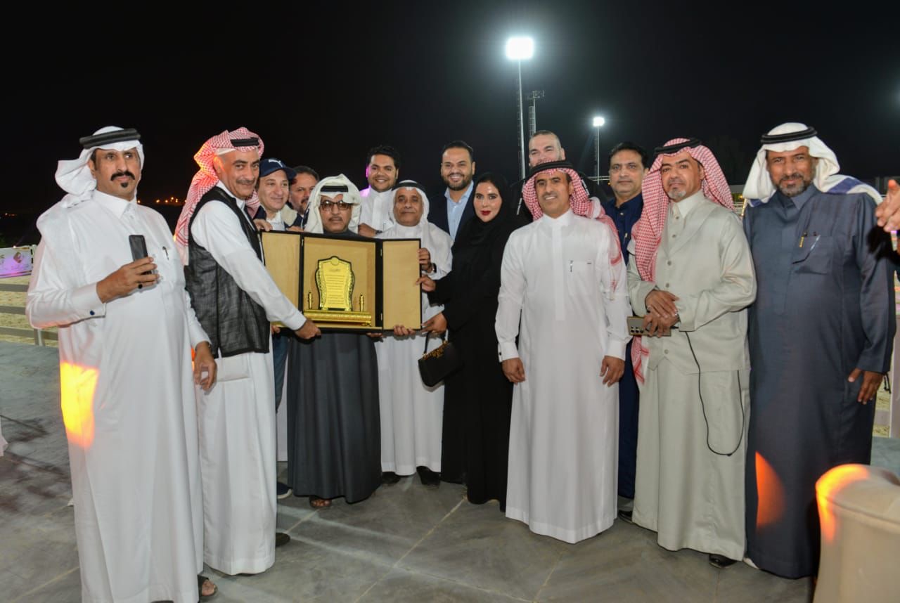 Read more about the article الإعلام يكرّم مركز الغِرّاء للفروسية لحصوله على فئة (A)  وأكاديمية الصارم البتار لإنجازاتها الدولية