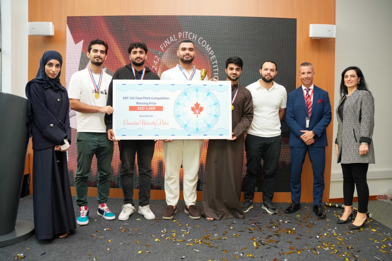 Read more about the article الجامعة الكندية دبي تختتم سلسلة الإرشاد الريادي بعروض مشاريع طلابية عالية التأثير