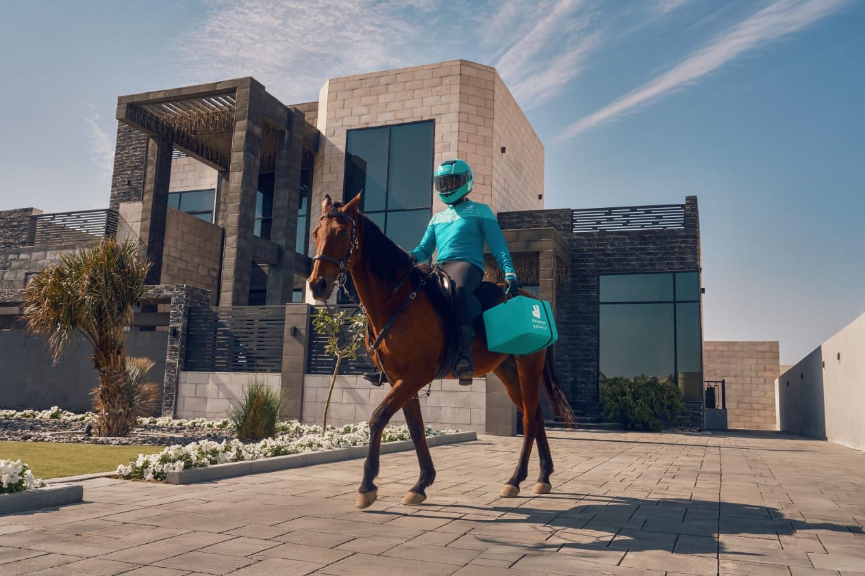 You are currently viewing ديليفرو تفاجئ الجمهور بعملية توصيل استثنائية على ظهر الخيل في دبي