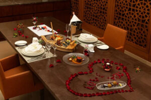 أمسية رومانسية وأجواء دافئة وراقية في فندق ومركز المؤتمرات راديسون بلو، الرياض المنهل
