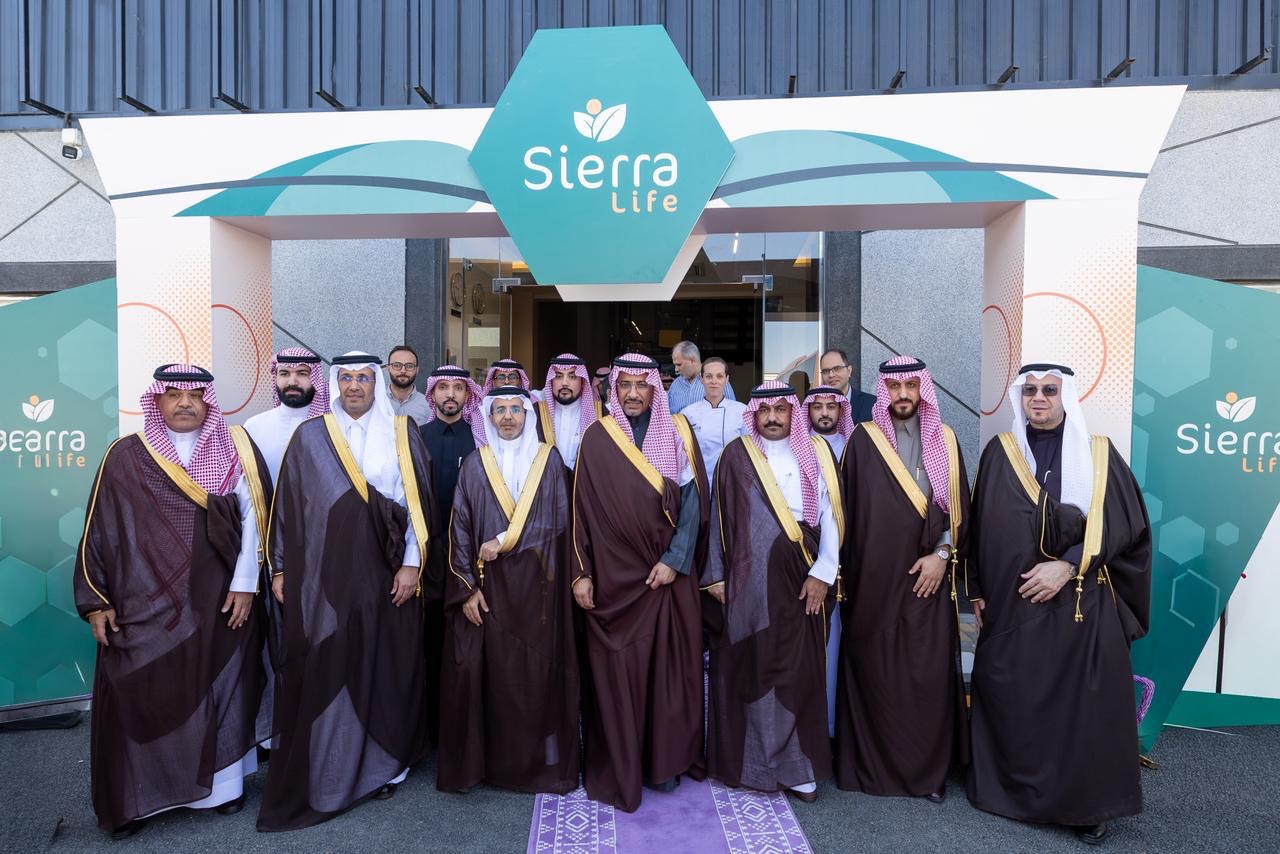 You are currently viewing وزير الصناعة والثروة المعدنية يفتتح مصنع سييرا لايف للصناعات الغذائية الطبية في مدينة سدير للصناعات والأعمال