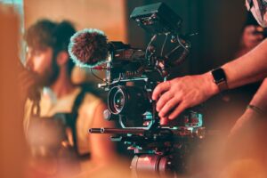 سوني تطلق كاميرا FX5 الجديدة ضمن مجموعة Cinema Line في المملكة العربية السعودية، والمزوّدة بمستشعر صور مطوّر حديثًا، ودعم صيغ تسجيل Open Gate، وإمكانية تسجيل البيانات الأصلية غير المعالجة (RAW) داخل الكاميرا، مع تحسينات في سهولة التشغيل