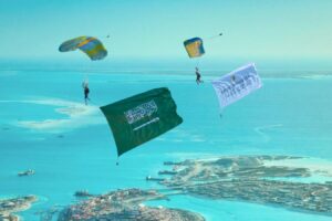 منتجع إنتركونتيننتال البحر الأحمر يرتقي باحتفالات اليوم الوطني السعودي إلى آفاق جديدة مع قفزة مظلية تاريخية فوق البحر الأحمر